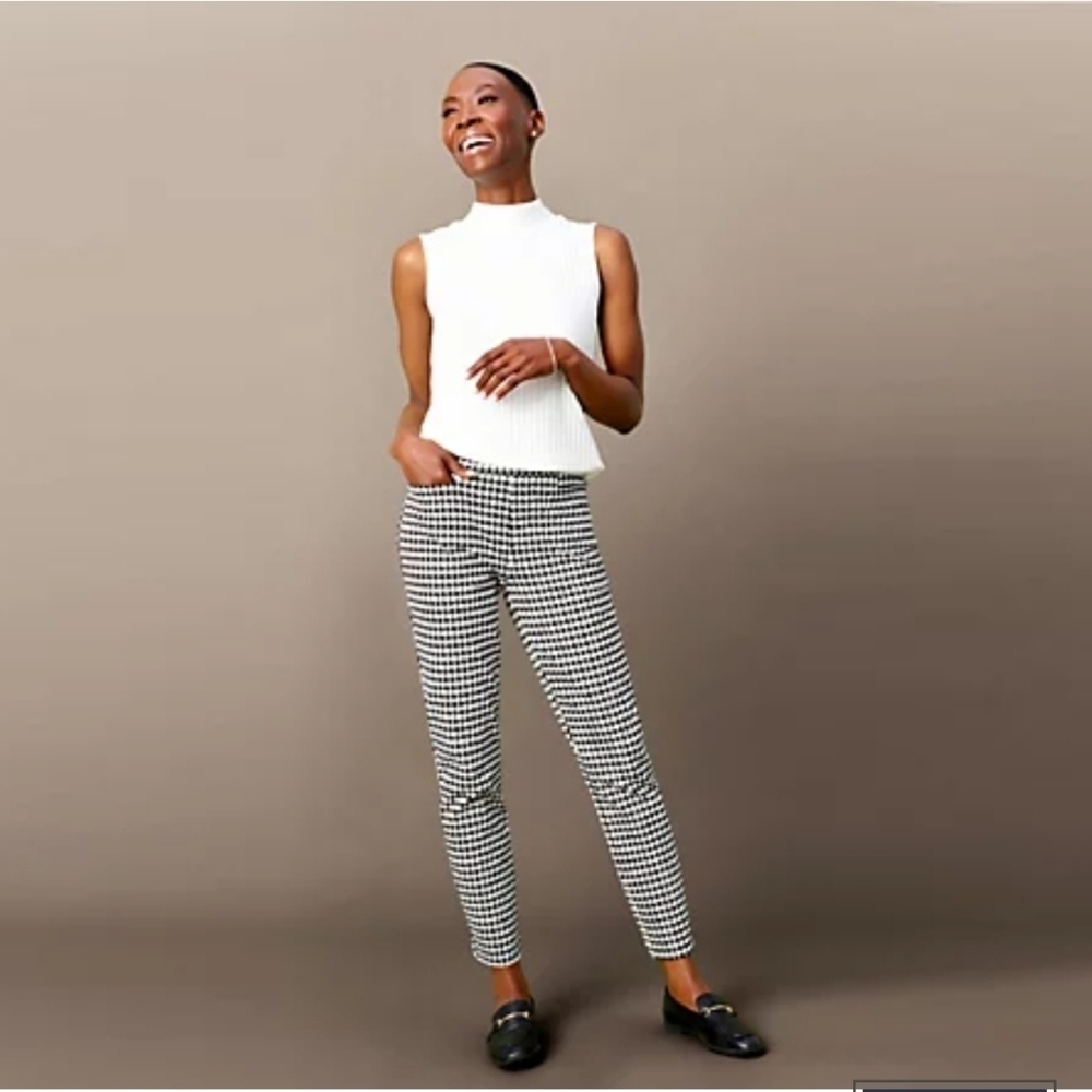 Susan Graver Weekend Black and White Houndstooth Cropped Pants - Picture 2 of 3